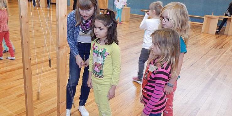 MINTeraktiv 2014 Kinder betrachten Pendel