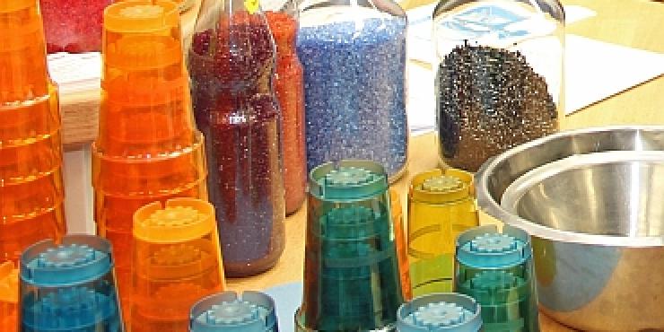 bunte Kunststoffbecher des zdi-Schülerlabor investMINT Oberberg bunte Kunststoffbecher des zdi-Schülerlabor investMINT Oberberg