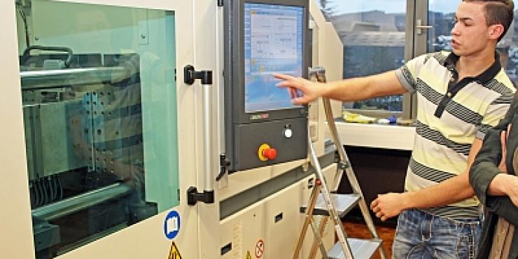 Kunststoffspritzgussmaschine Im zdi-Schülerlabor investMINT wird erklärt Kunststoffspritzgussmaschine Im zdi-Schülerlabor investMINT wird erklärt